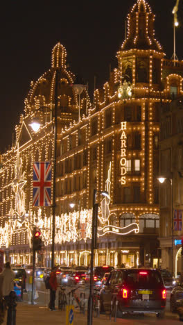 Vertikales-Video-Außenansicht-Des-Kaufhauses-Harrods-In-London,-Dekoriert-Mit-Weihnachtsbeleuchtung